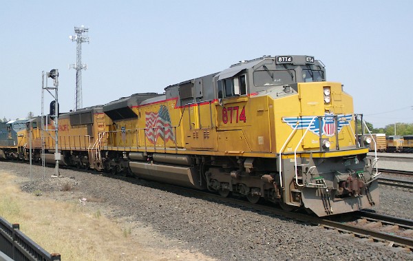 UP8774 (SD70ACe) - UP4123 (SD70M)