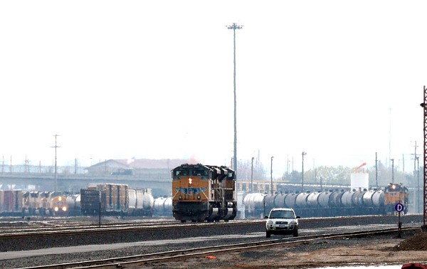 Activity In The Railyard - UP9913 (SD59MX) - UP9927 (SD59MX) - UP9910 (SD59MX) - UP8665 (SD70ACe) - UP8560 (SD70ACe)