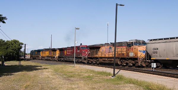 CSXT3226 (ES44AH) - UP6667 (C44AC) - CP8902 (AC4400) - UP5478 (C45ACCTE)