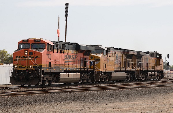 BNSF7600 (ES44DC) - UP7335 (C44ACM) - UP6739 (C44AC)