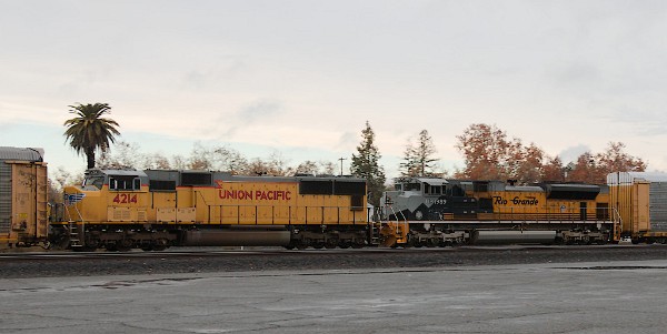 UP1989 (SD70ACe) - UP4214 (SD70M)