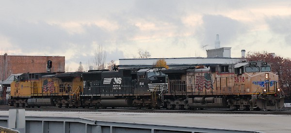 UP5678 (C44ACCTE) - NS1844 (SD70ACC) - UP6217 (C44AC)