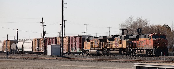 BNSF8221 (ES44C4) - UP8515 (SD70ACe) - UP7035 (C44ACM)