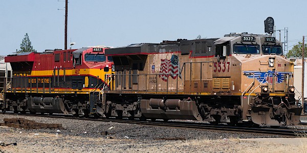 UP5537 (C45ACCTE) - KCS4857 (ES44C4)