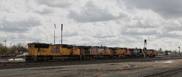 UP6812 (C44AC) - NS4148 (AC44C6M) - BNSF5185 (DASH 9-44CW) - UP5614 (C44ACCTE) - UP4914 (SD70M)