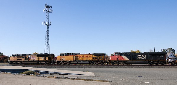 UP8687 (SD70ACe) - UP6735 (C44AC) - CN2221 (ES44DC)