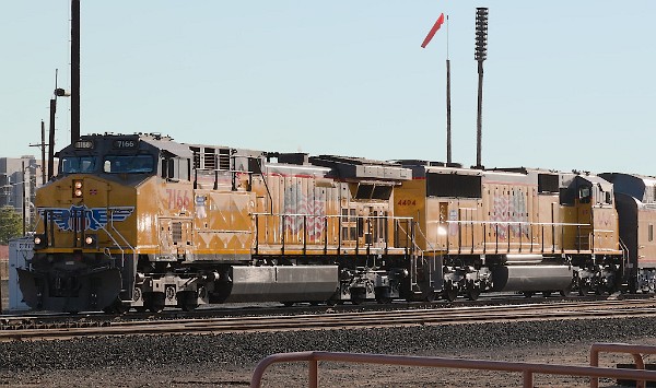 UP7166 (C44ACM) - UP4404 (SD70M)