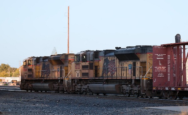 UP8664 (SD70ACe) - UP8325 (SD70ACe)