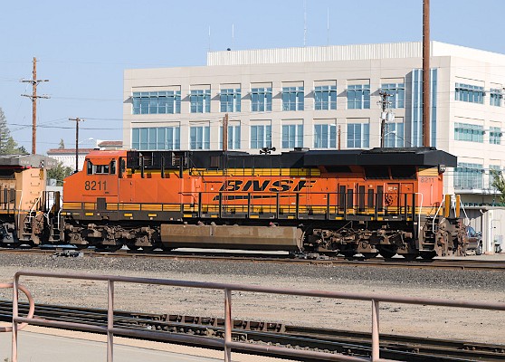 BNSF8211 (ES44C4)