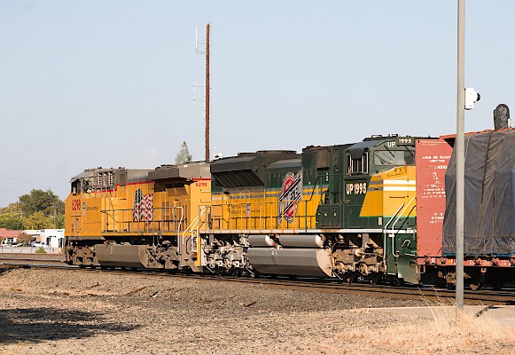 UP6298 (C44ACM) - UP1995 (SD70ACe)