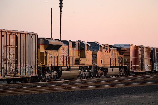 UP8572 (SD70ACe) - UP7003 (C44AC)