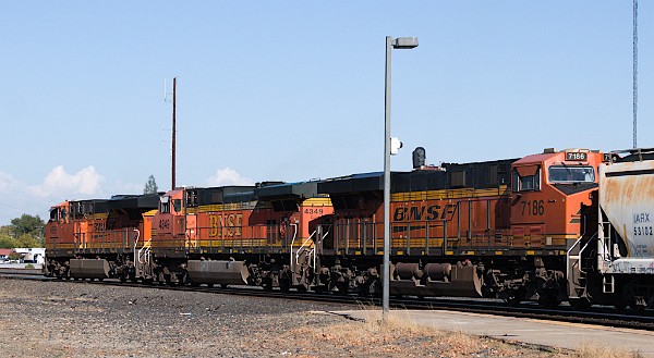 BNSF6899 (ES44C4) - BNSF4349 (DASH 9-44CW) - BNSF7186 (ES44C4)