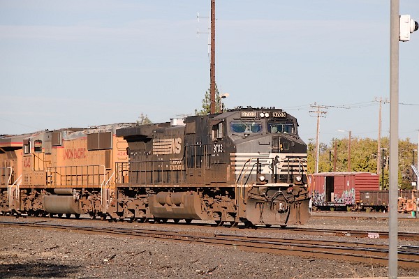 NS9706 (D9-40CW) - UP4245 (SD70M)