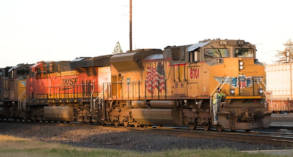 UP8701 (SD70ACe) - BNSF6473 (ES44AC)