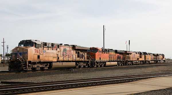 UP7637 (C45ACCTE) - BNSF6795 (ES44C4) - UP7375 (C45ACCTE) - UP6395 (C44AC) - UP6594 (C44ACCTE)