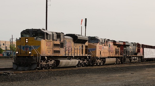 UP8729 (SD70ACe) - UP7422 (C45ACCTE) - CN2938 (ES44AC)