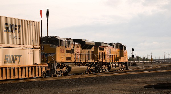 UP6687 (C44ACM) - UP9038 (SD70AH)