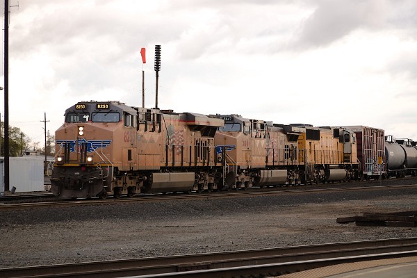 UP8253 (C45AH) - UP5647 (C44ACCTE) - UP4071 (SD70M)