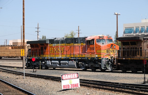 BNSF7668 (ES44DC)