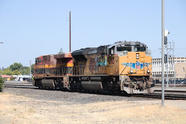 UP8783 (SD70ACe) - KCS4688 (ES44AC)