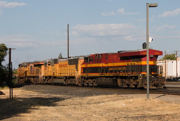 UP7846 (C45ACCTE) - UP4287 (SD70M) - KCS4825 (ES44AC)