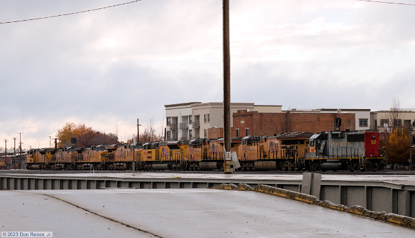 UP9041 (SD70AH) - UP5726 (C44ACCTE) - UP6733 (C44AC) - UP7922 (C45ACCTE) - UP3046 (SD70AH)* - UP7948 (C45ACCTE) - UP2632 (C45AH) - UP1068 (GP60)