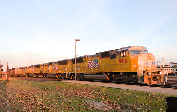 UP9918 (SD59MX) - UP9917 (SD59MX) - UP9919 (SD59MX) - UP1466 (GP40-2) - UP6509 (C44AC)