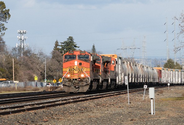 BNSF5298 (DASH 9-44CW) - GECX4941 (C44-9W)* - BNSF8068 (ES44C4)