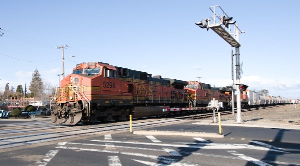 BNSF5298 (DASH 9-44CW) - GECX4941 (C44-9W) - BNSF8068 (ES44C4)