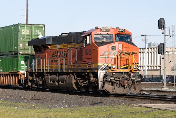 BNSF8285 (ES44C4)