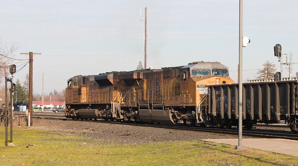 UP8653 (SD70ACE) - UP7017 (C44ACM)