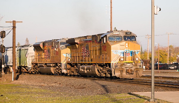 UP7185 (C44ACM) - UP3060 (SD70AH)*