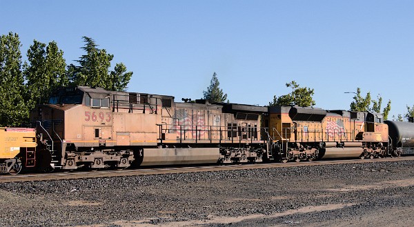 UP5693 (C44ACCTE) - UP8907 (SD70AH)