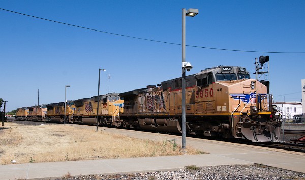 UP5850 (C44ACCTE) - UP3929 (SD70M) - UP8483 (SD70ACE) - UP5371 (C45ACCTE) - UP4318 (SD70M)