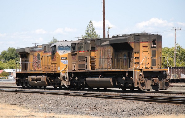 UP6825 (C44AC) - UP8413 (SD70ACe)