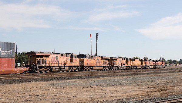 BNSF5483 (DASH 9-44CW) - BNSF4763 (DASH 9-44CW) - UP4385 (SD70M) - UP7503 (C45ACCTE) - UP8243 (C45AH) - UP7924 (C45ACCTE)