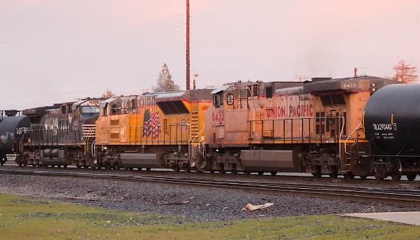 NS4439 (AC44C6M) - UP3037 (SD70AH)* - UP6433 (C44AC)