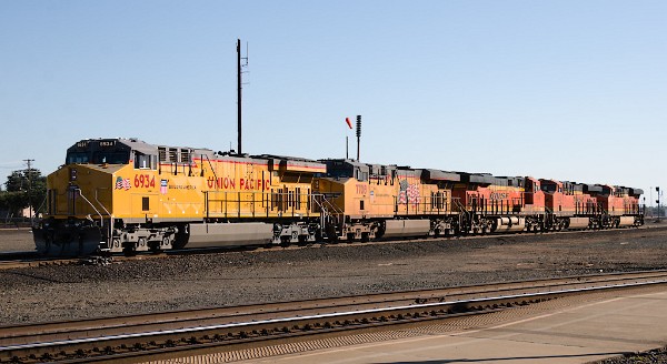 UP6934 (C44ACM) - UP7708 (C45ACCTE) - BNSF7019 (ES44C4) - BNSF8236 (ES44C4) - BNSF6975 (ES44C4)