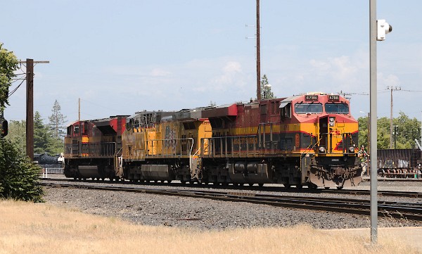 KCS4798 (ES44AC) - UP6223 (C44ACM) - KCS4035 (SD70ACe)