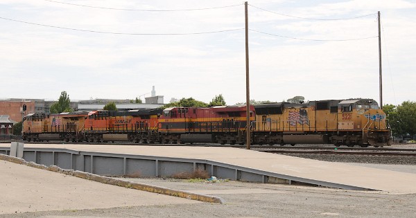 UP7472 (C45ACCTE) - BNSF7019 (ES44C4) - KCS4844 (ES44AC) - UP5221 (SD70M)