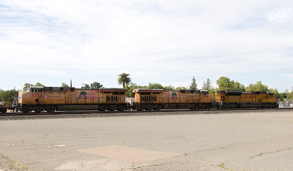 UP8630 (SD70ACE) - UP7698 (C45ACCTE) - UP7372 (C45ACCTE)