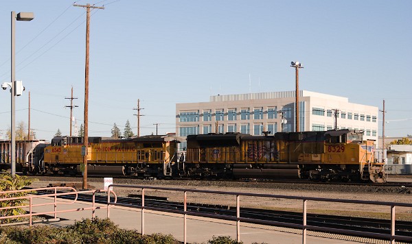 UP8329 (SD70ACe) - UP6545 (C44ACM)