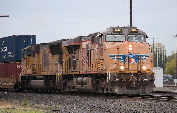 UP7356 (C45ACCTE) - UP3892 (SD70M)