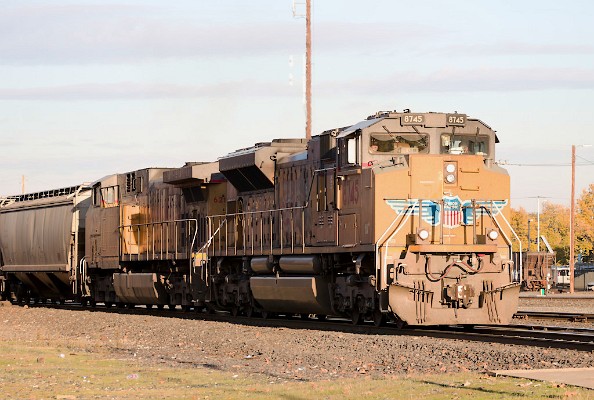 UP8745 (SD70ACe) - UP6211 (C44AC)