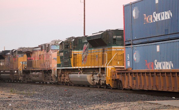 UP5769 (C44ACCTE) - UP1995 (SD70ACe)