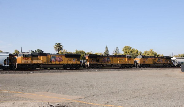 UP6183 (C44ACM) - UP6616 (C44ACM) - UP4924 (SD70M)