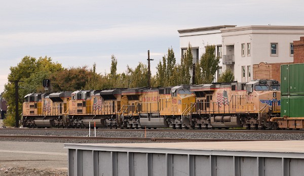 UP8748 (SD70ACe) - UP8621 (SD70ACe) - UP6921 (C44ACM) - UP7677 (C45ACCTE)