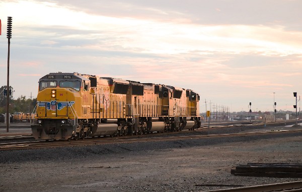 UP9910 (SD59MX) - UP4477 (SD70M) - UP9916 (SD59MX)