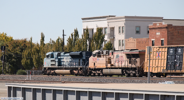 UP1982 (SD70ACe) - UP7639 (C45ACCTE)