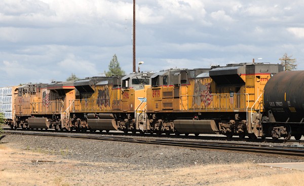 UP7475 (C45ACCTE) - UP8916 (SD70AH) - UP8979 (SD70AH)